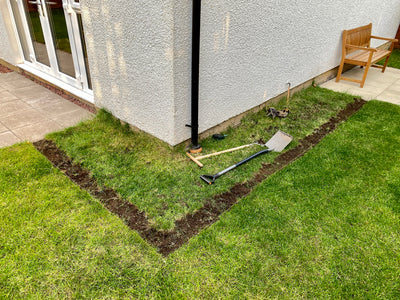 Terrasse auf Rasen bauen? So bereitest du den Untergrund für eine Terrasse in der Wiese vor