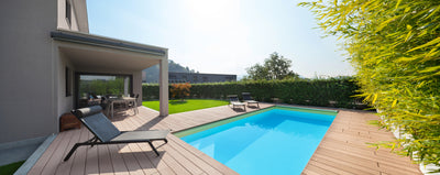 Poolumrandung selber bauen – aus Platten, WPC oder Holz