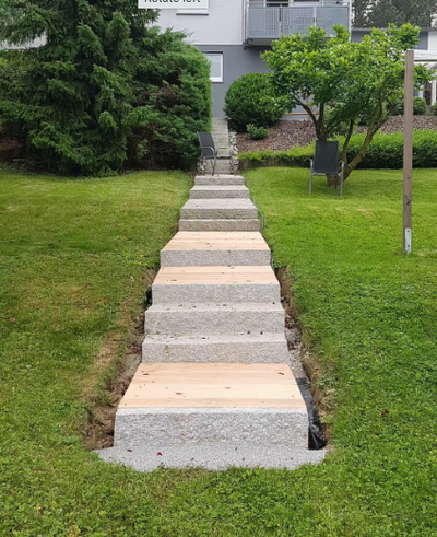 Treppe auf Stelzlager gebaut